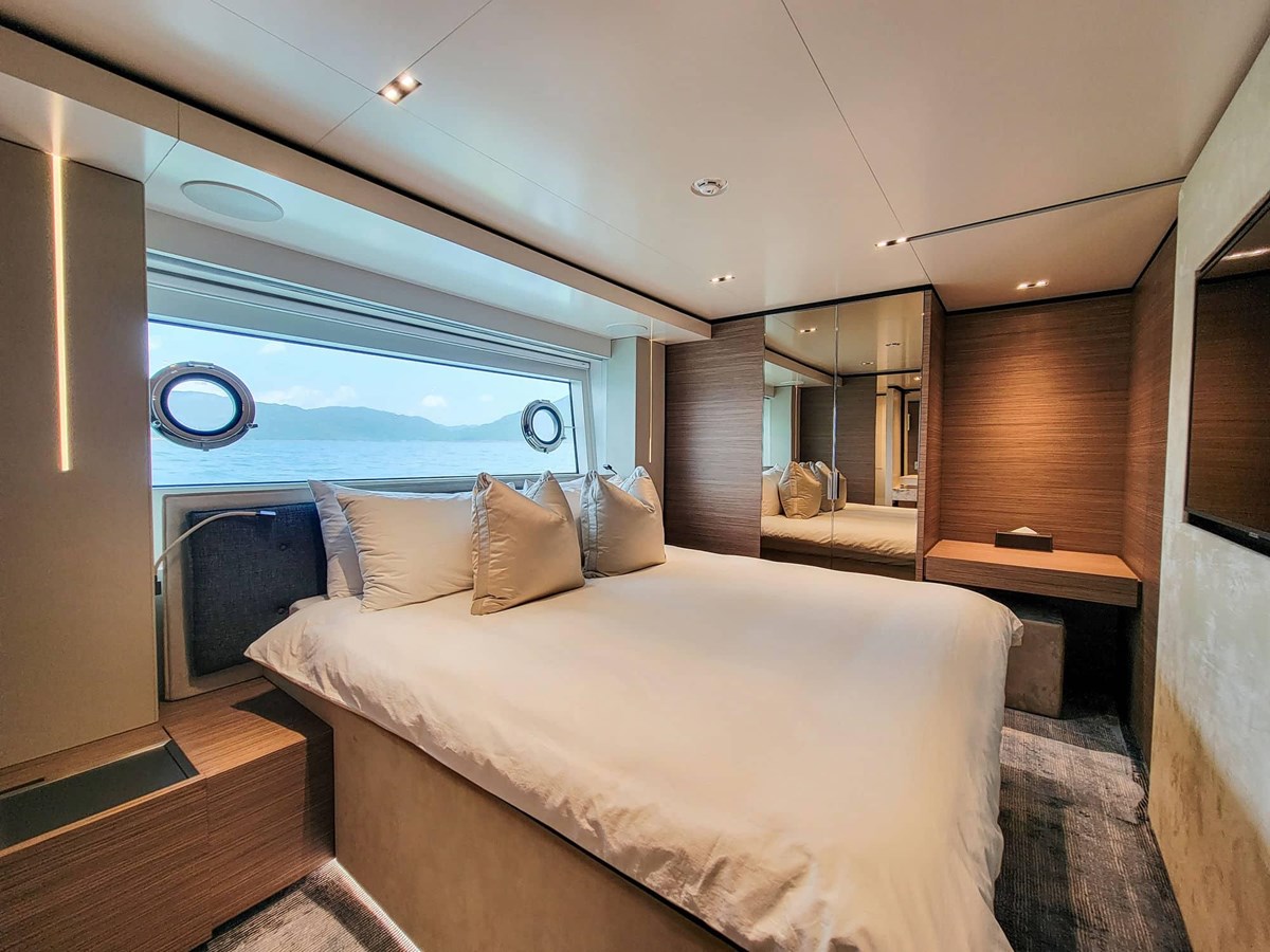 Ferretti Custom Line Cruising Yacht Custom Line Navetta 33 For Sale