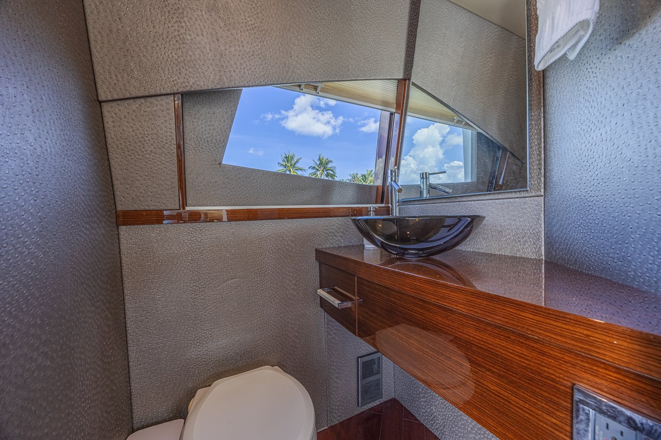 Lazzara Yachts Motor Yacht Chapter II For Sale