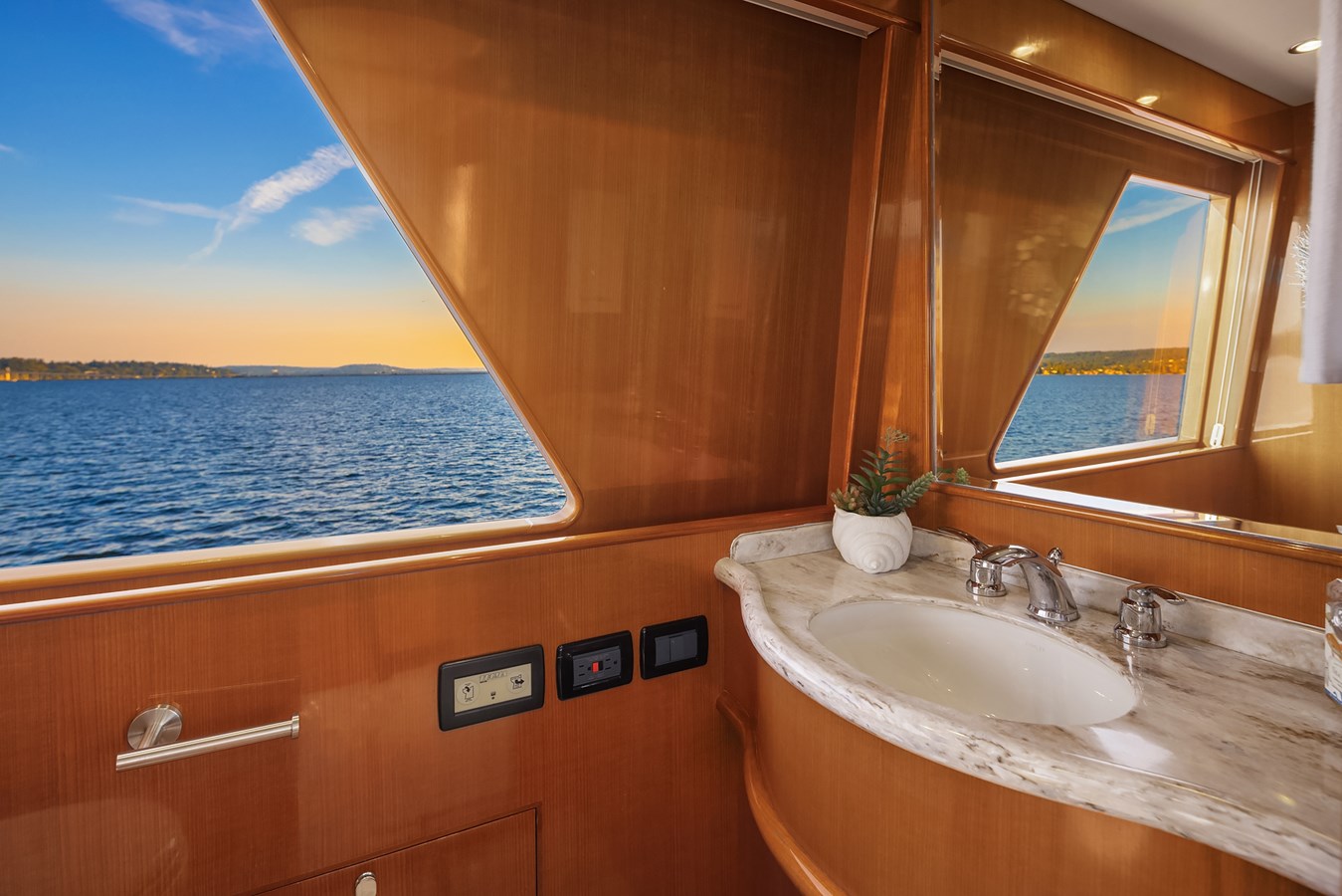 Hampton Yachts Motor Yacht LA BELLA VITA II For Sale