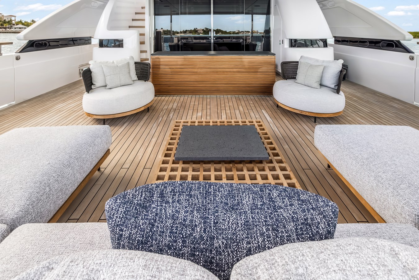 Custom Line Motor Yacht NAVETTA 42 For Sale