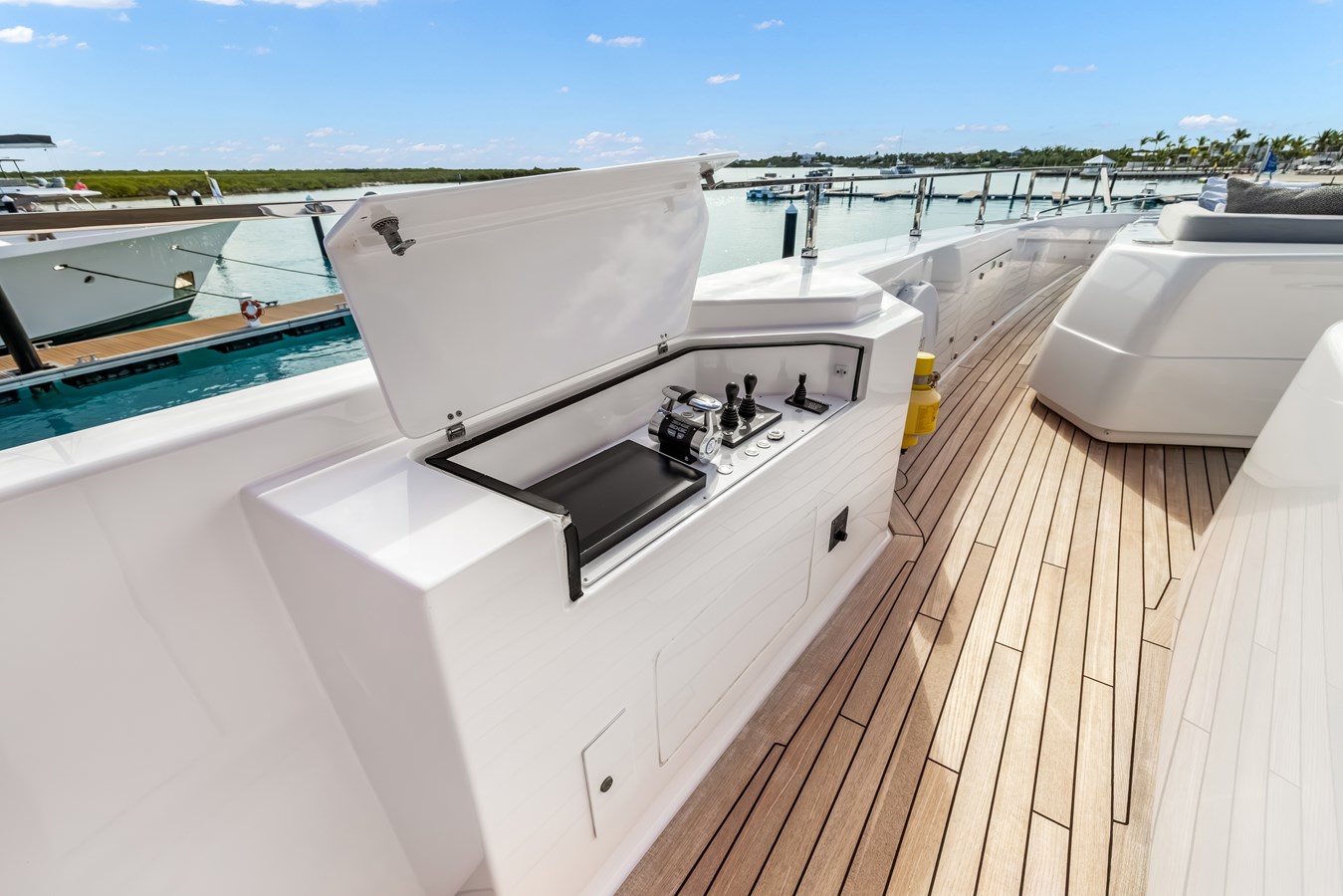 Custom Line Motor Yacht NAVETTA 42 For Sale