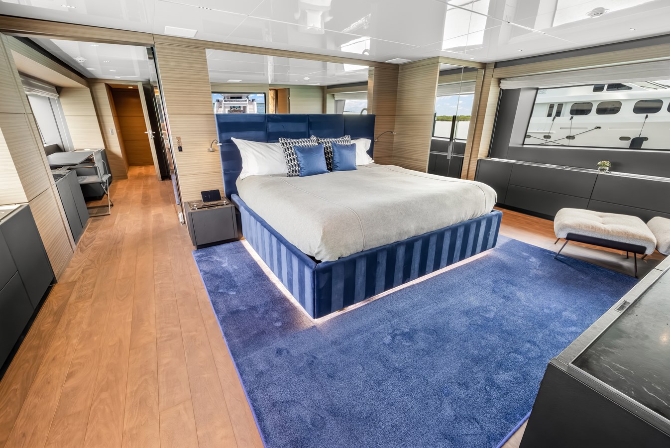 Custom Line Motor Yacht NAVETTA 42 For Sale