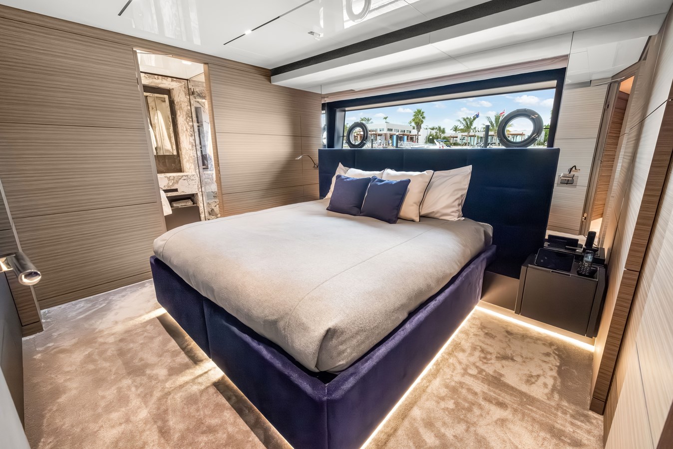 Custom Line Motor Yacht NAVETTA 42 For Sale
