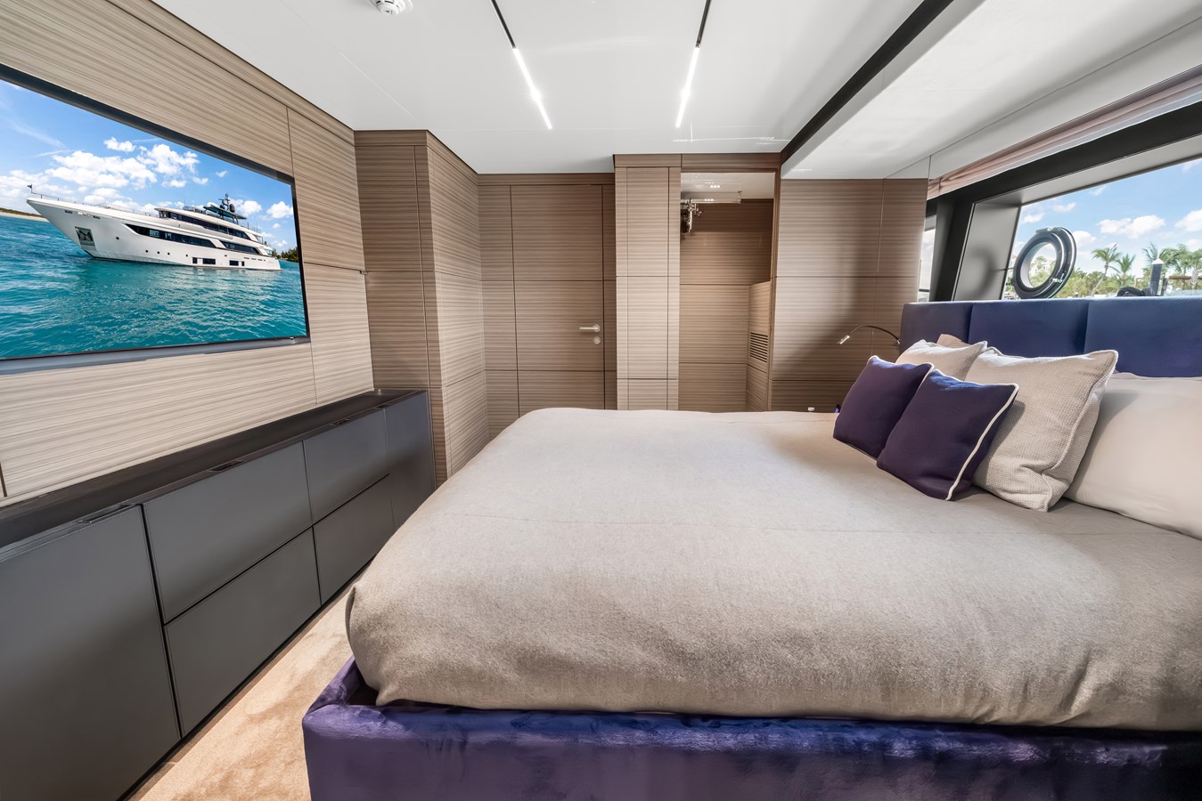Custom Line Motor Yacht NAVETTA 42 For Sale
