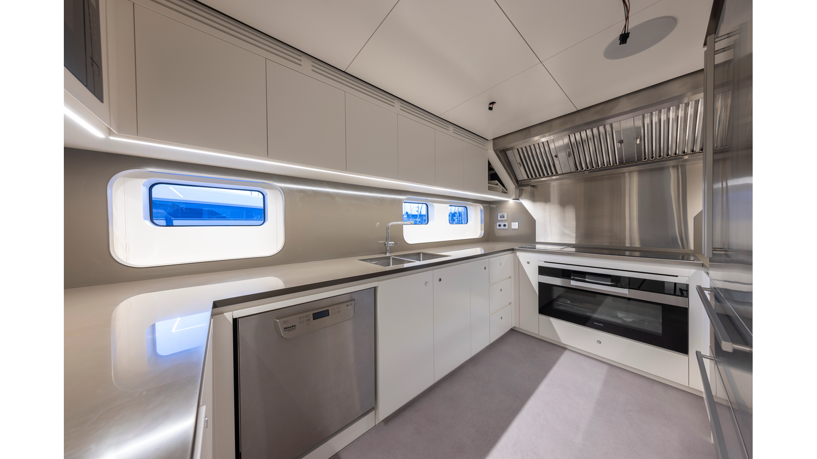 Custom Motor Yacht BEE EXPLORER For Sale