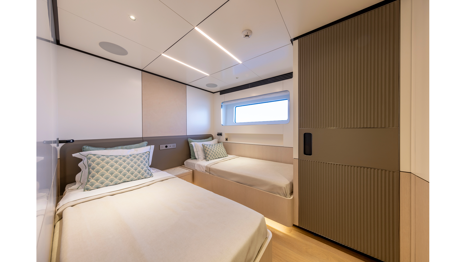 Custom Motor Yacht BEE EXPLORER For Sale