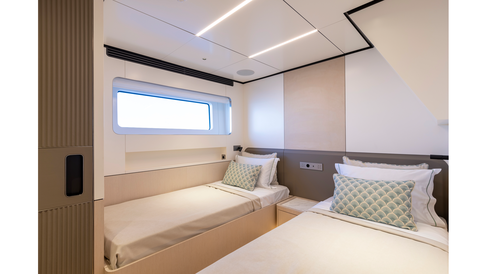 Custom Motor Yacht BEE EXPLORER For Sale