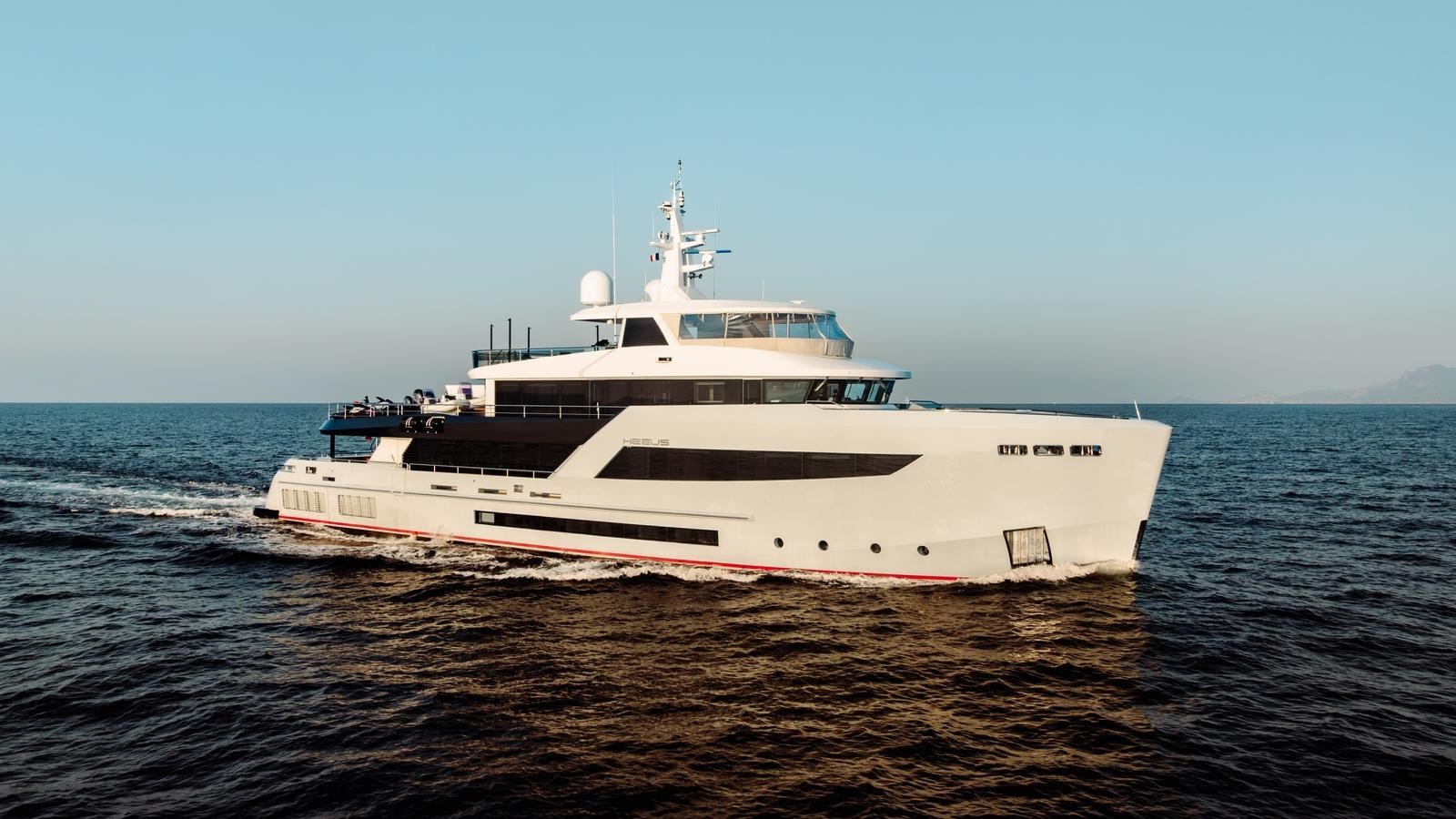 Bering Yachts Motor Yacht HEEUS For Sale