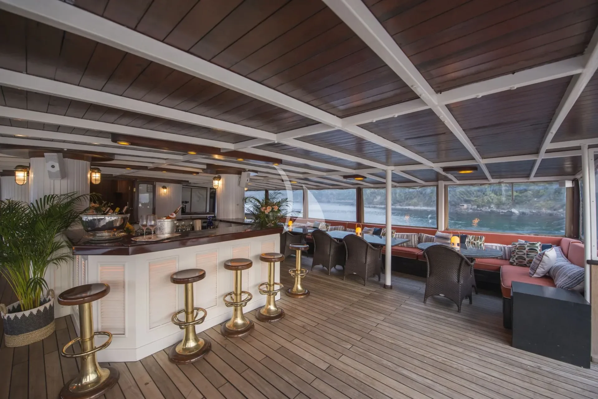HALAS 71 Charter Yacht