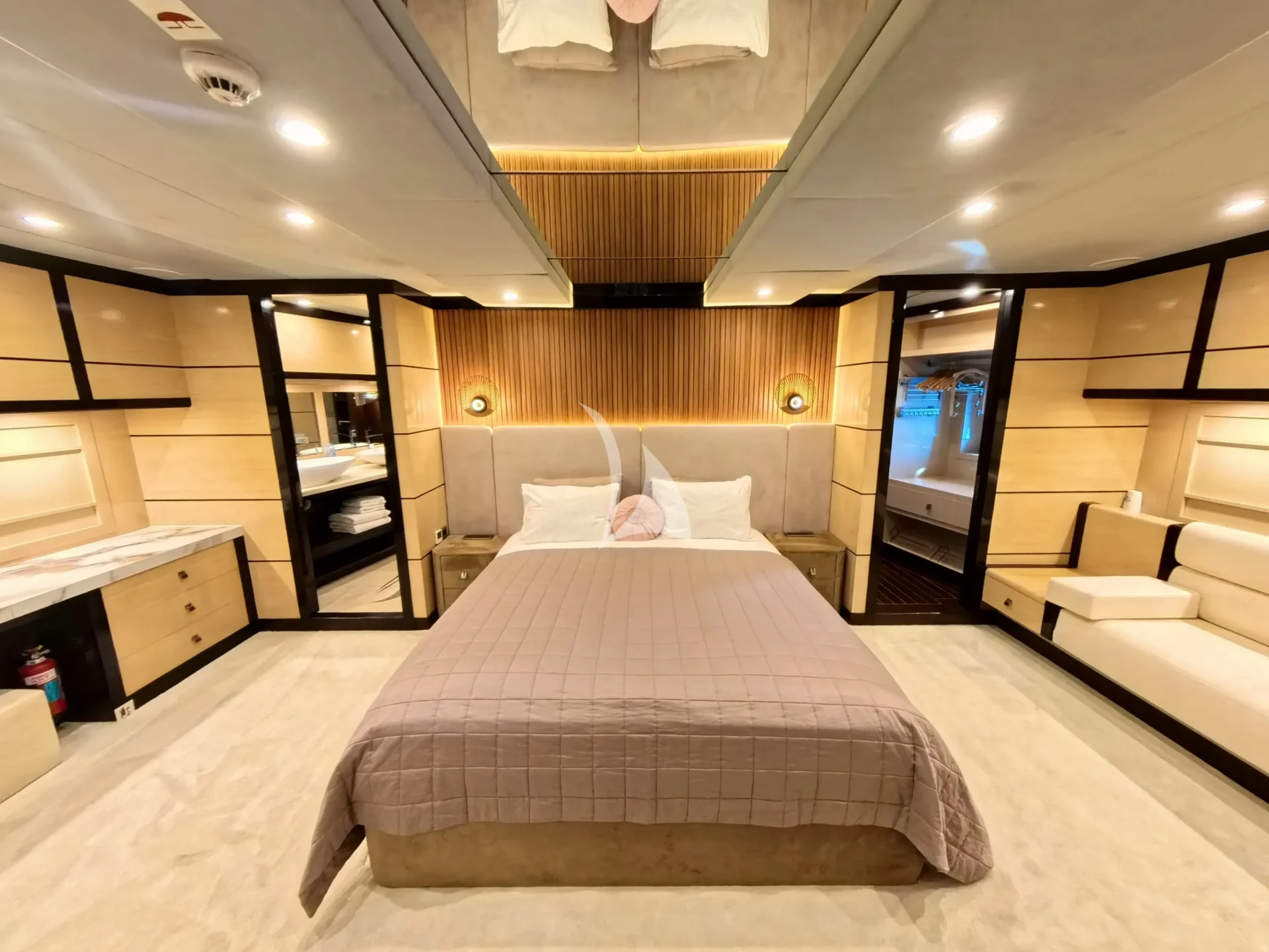 PERLA DEL MARE Charter Yacht