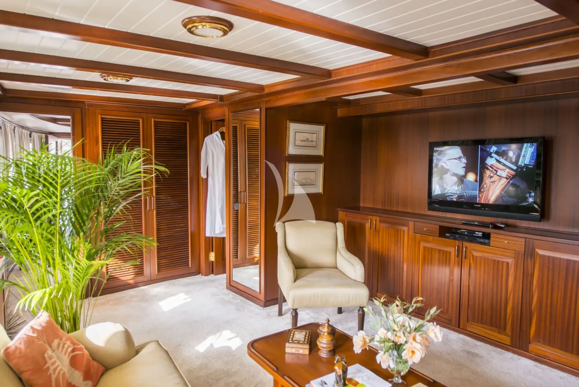 HALAS 71 Charter Yacht