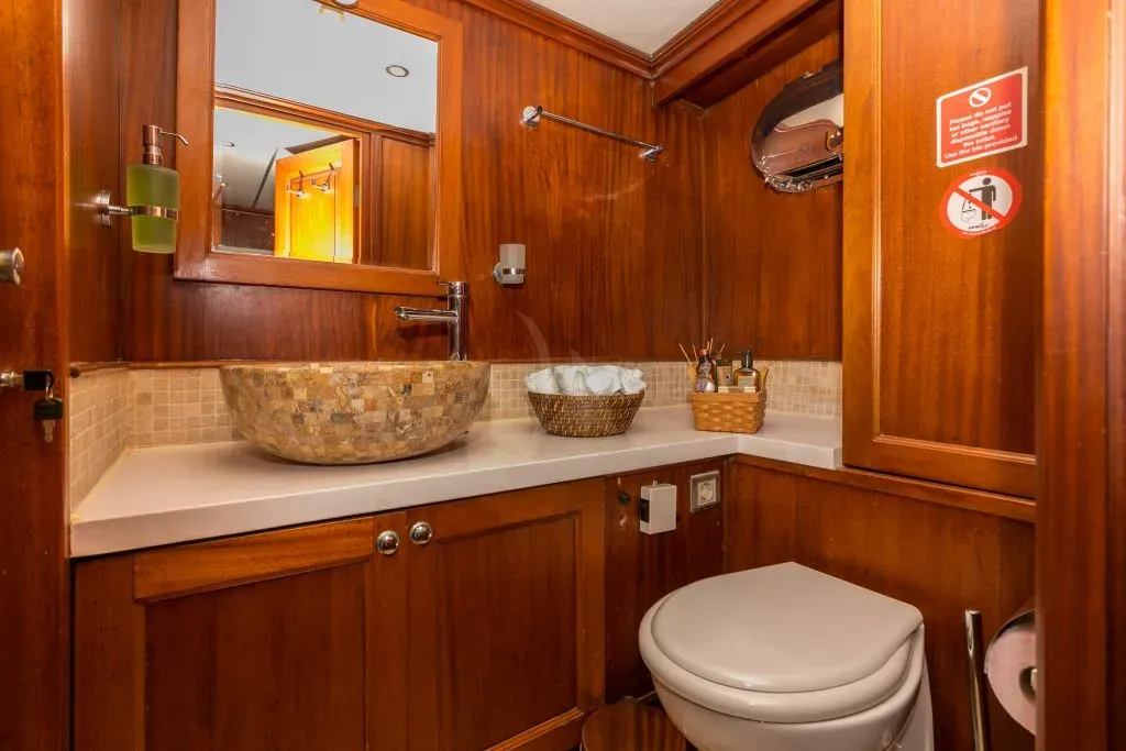 DEA DEL MARE Charter Yacht