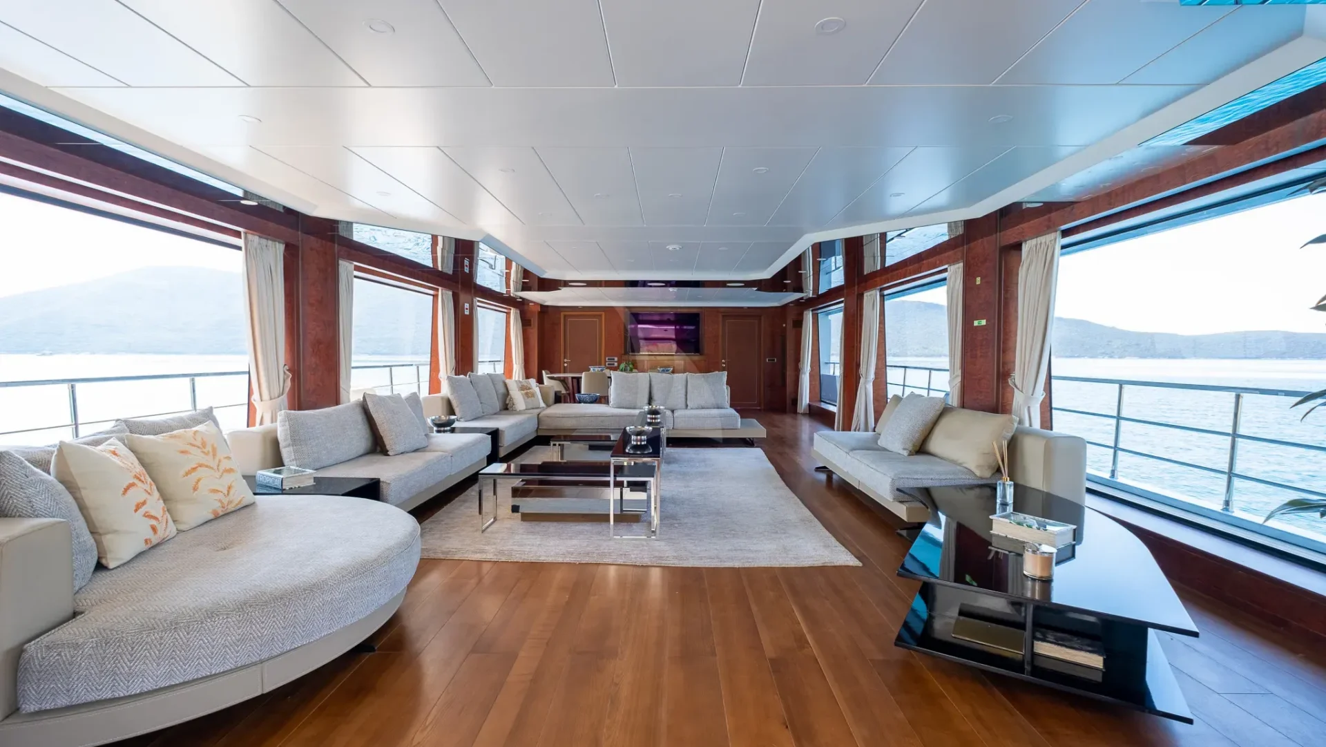 OCEAN BREEZE Charter Yacht
