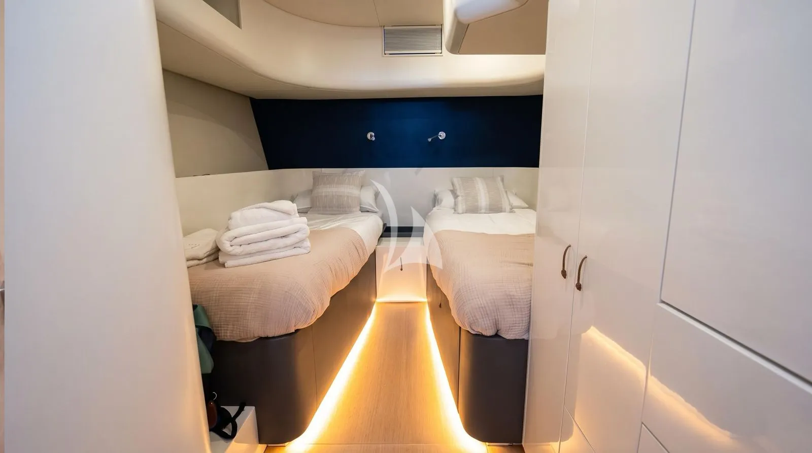 YKNOT NOW Charter Yacht