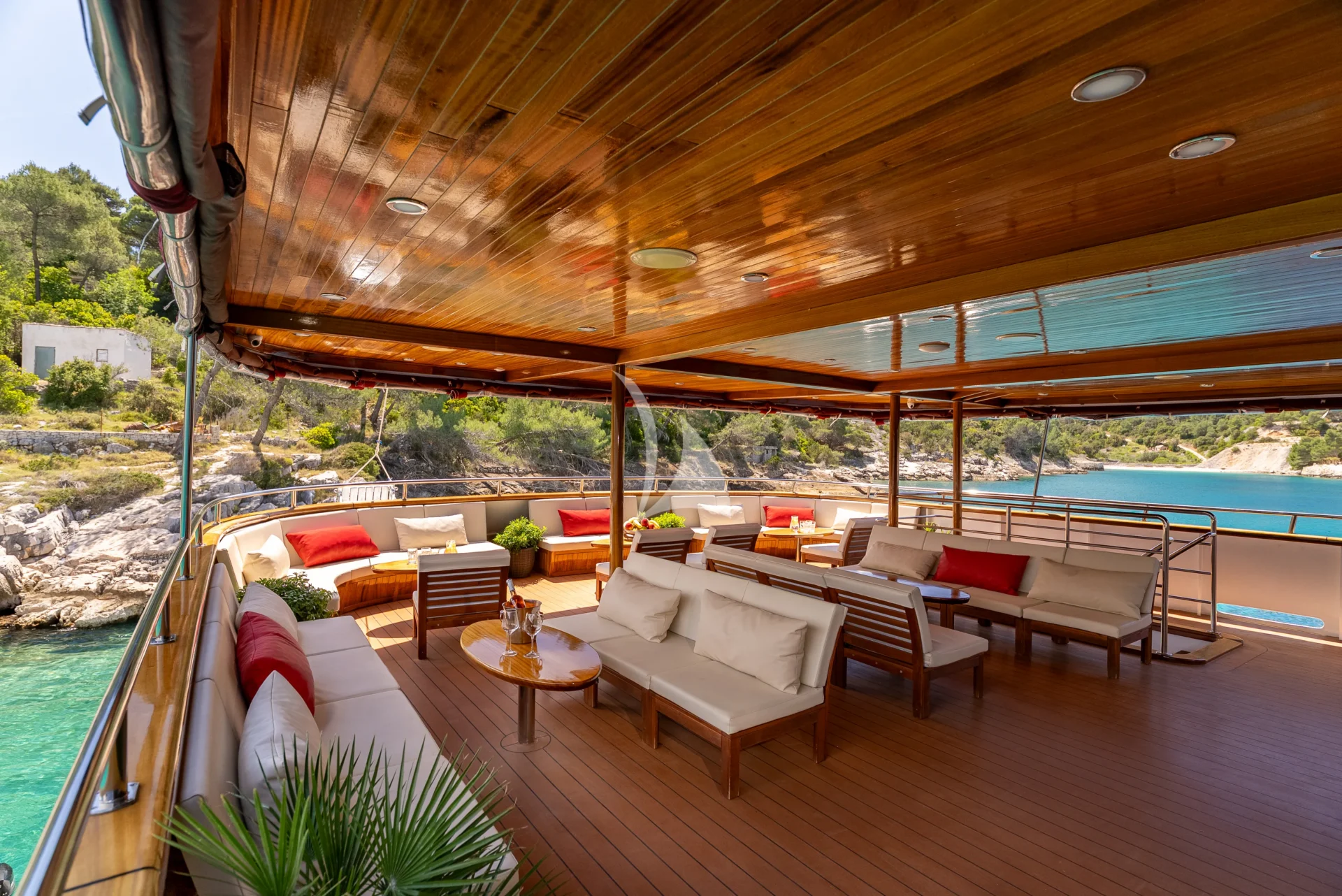 IL MARE Charter Yacht