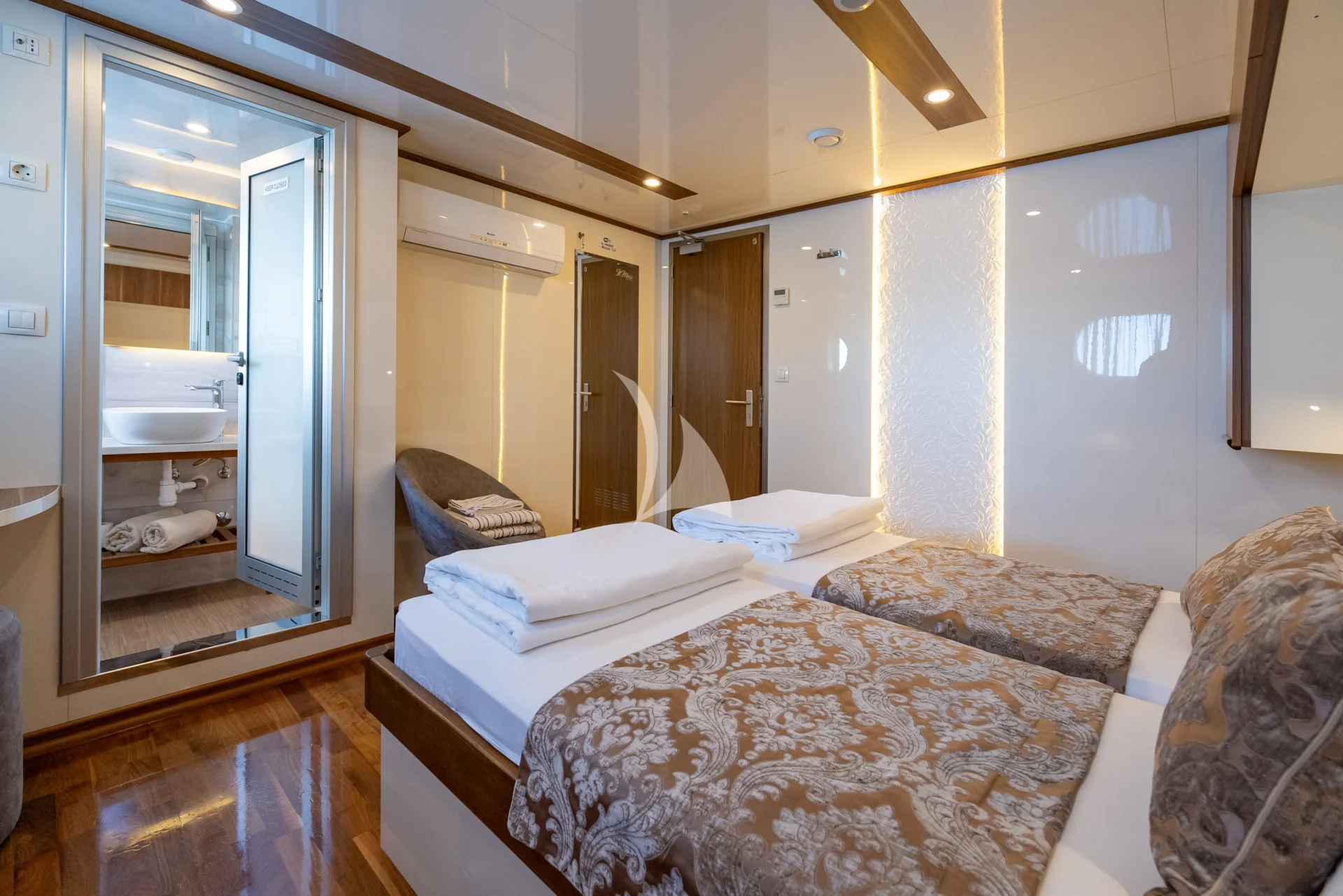 IL MARE Charter Yacht