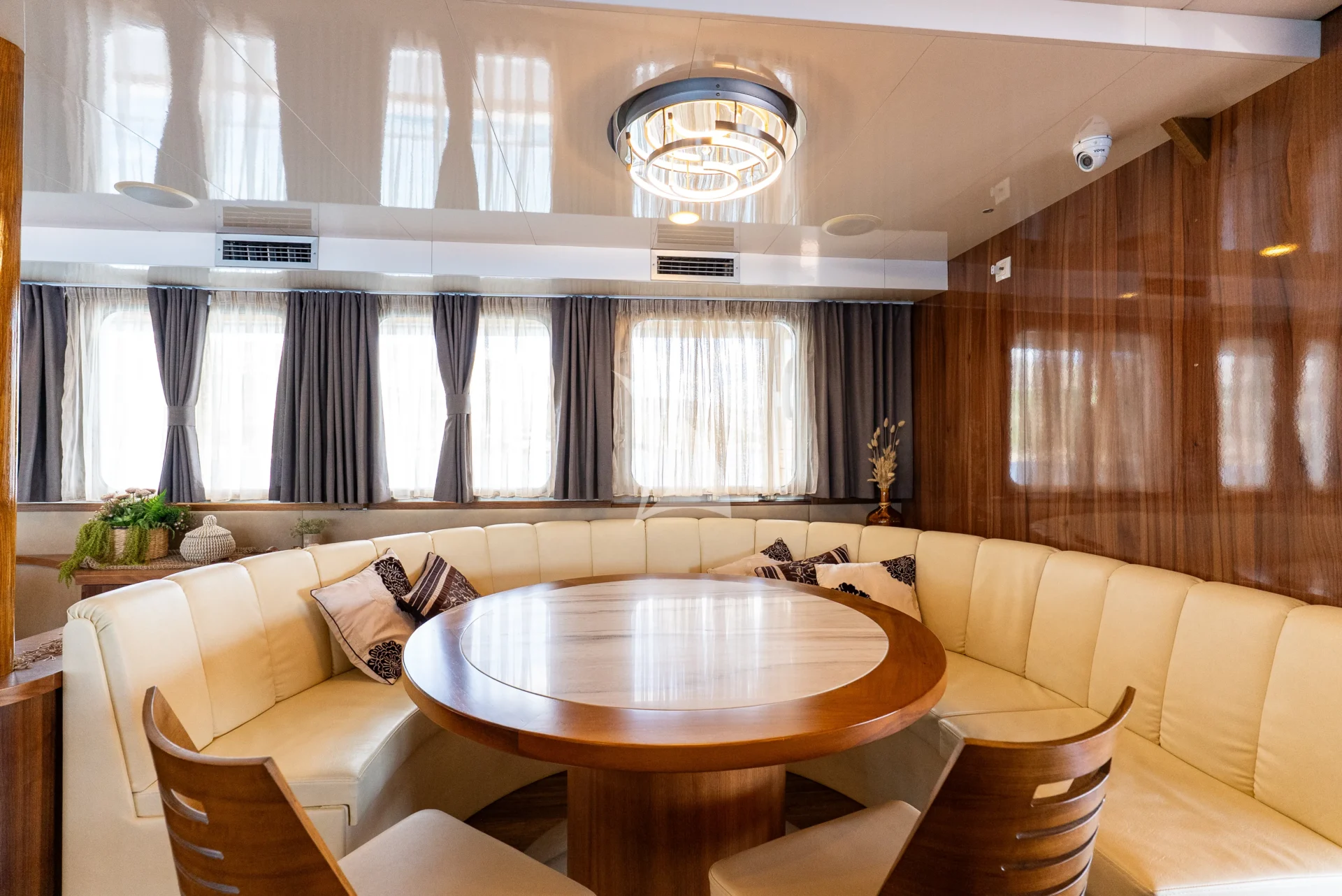 IL MARE Charter Yacht