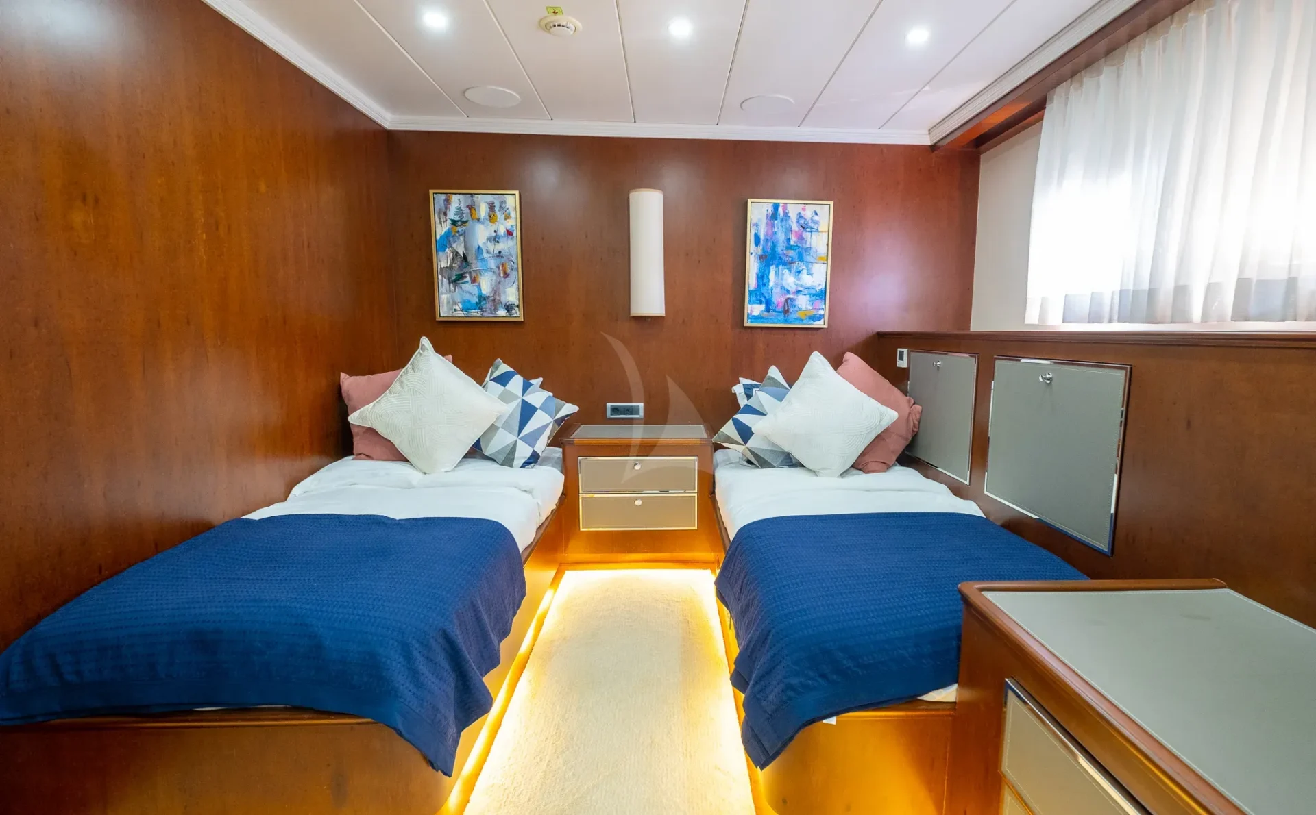 OCEAN BREEZE Charter Yacht