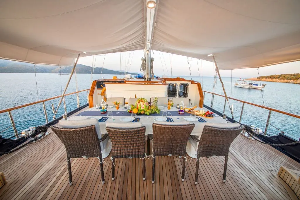 DEA DEL MARE Charter Yacht