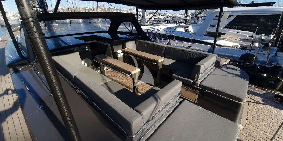 YKNOT NOW Charter Yacht