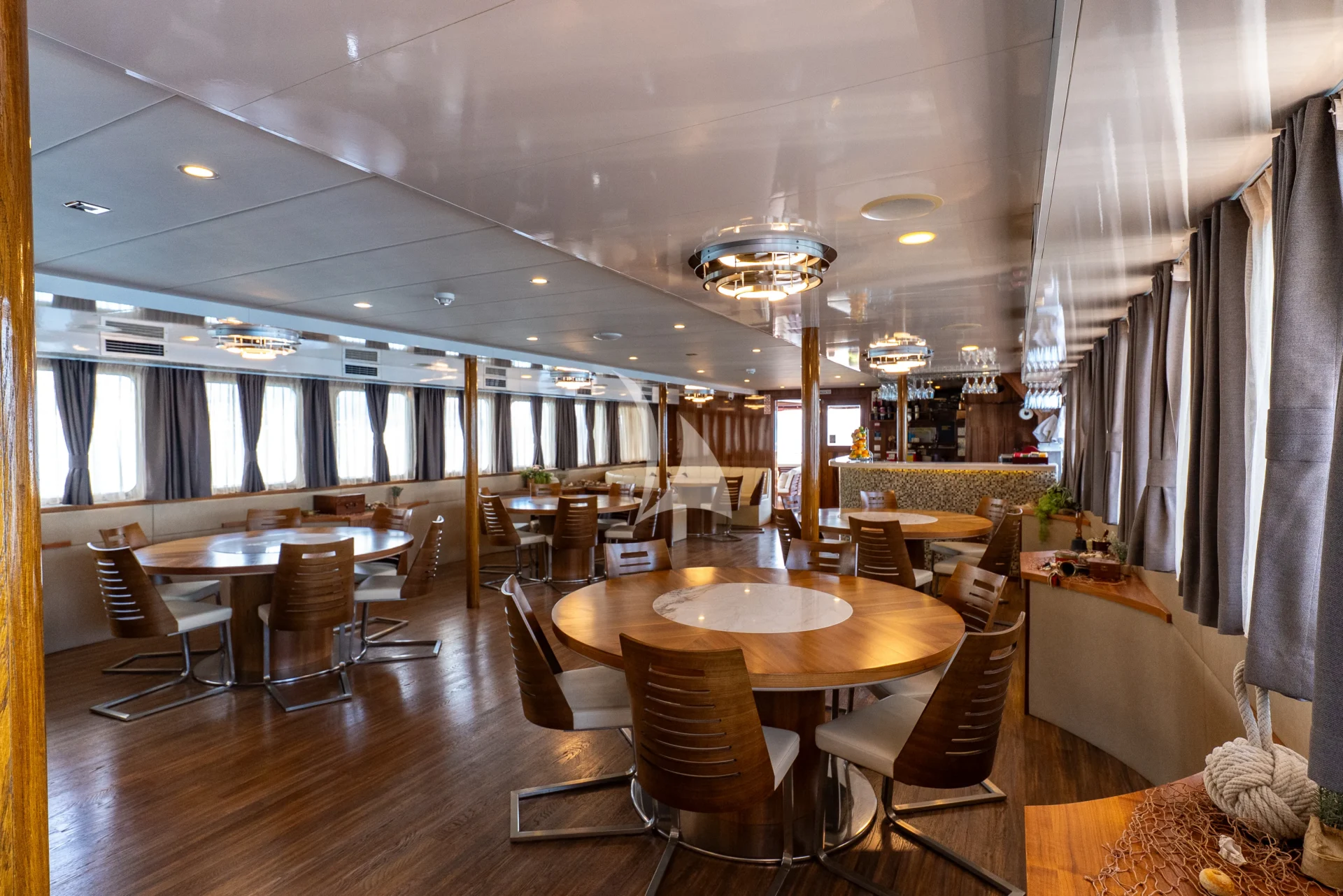 IL MARE Charter Yacht
