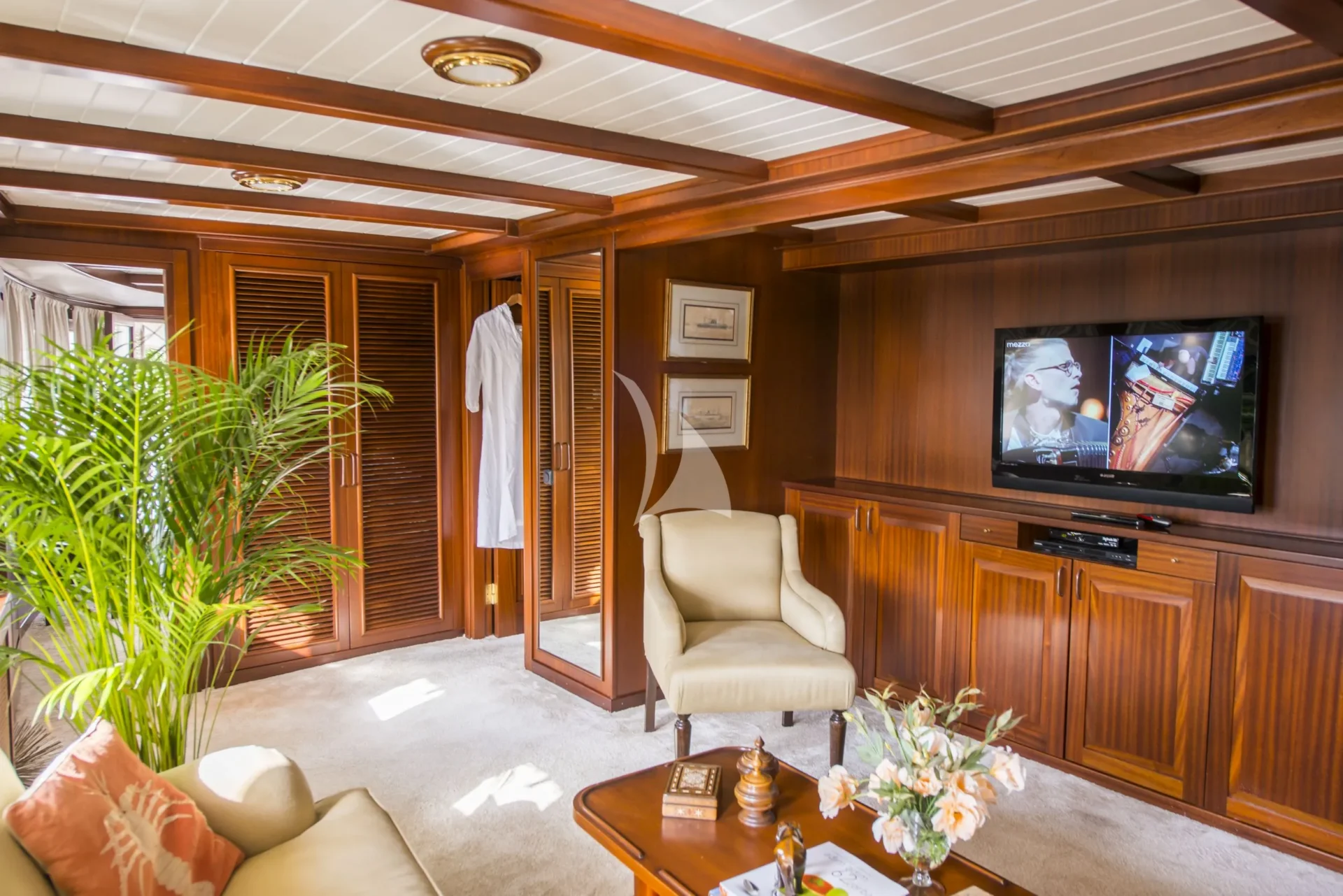 HALAS 71 Charter Yacht