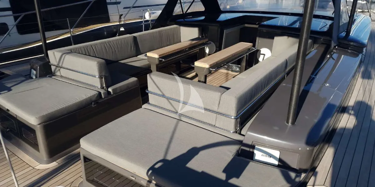 YKNOT NOW Charter Yacht