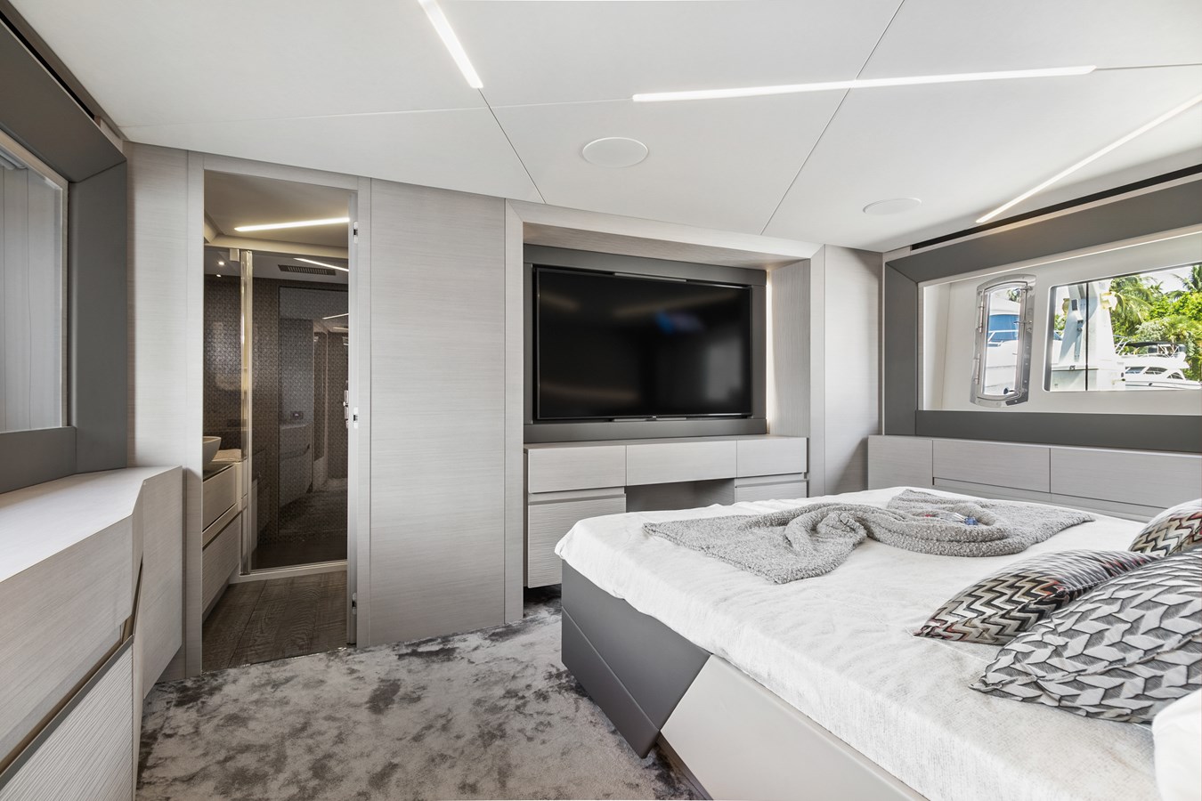 Pershing Cruising Yacht - For Sale