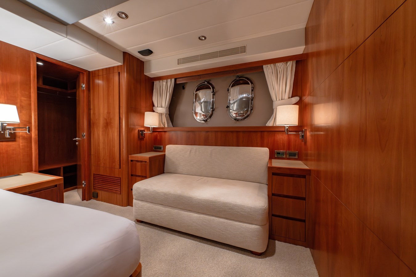 Horizon Yachts Motor Yacht The Clubhouse For Sale