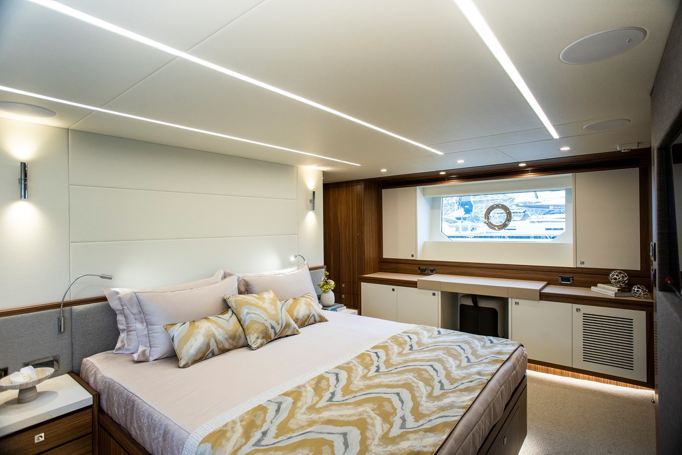 Johnson Motor Yacht 70' Johnson Skylounge 2026 For Sale