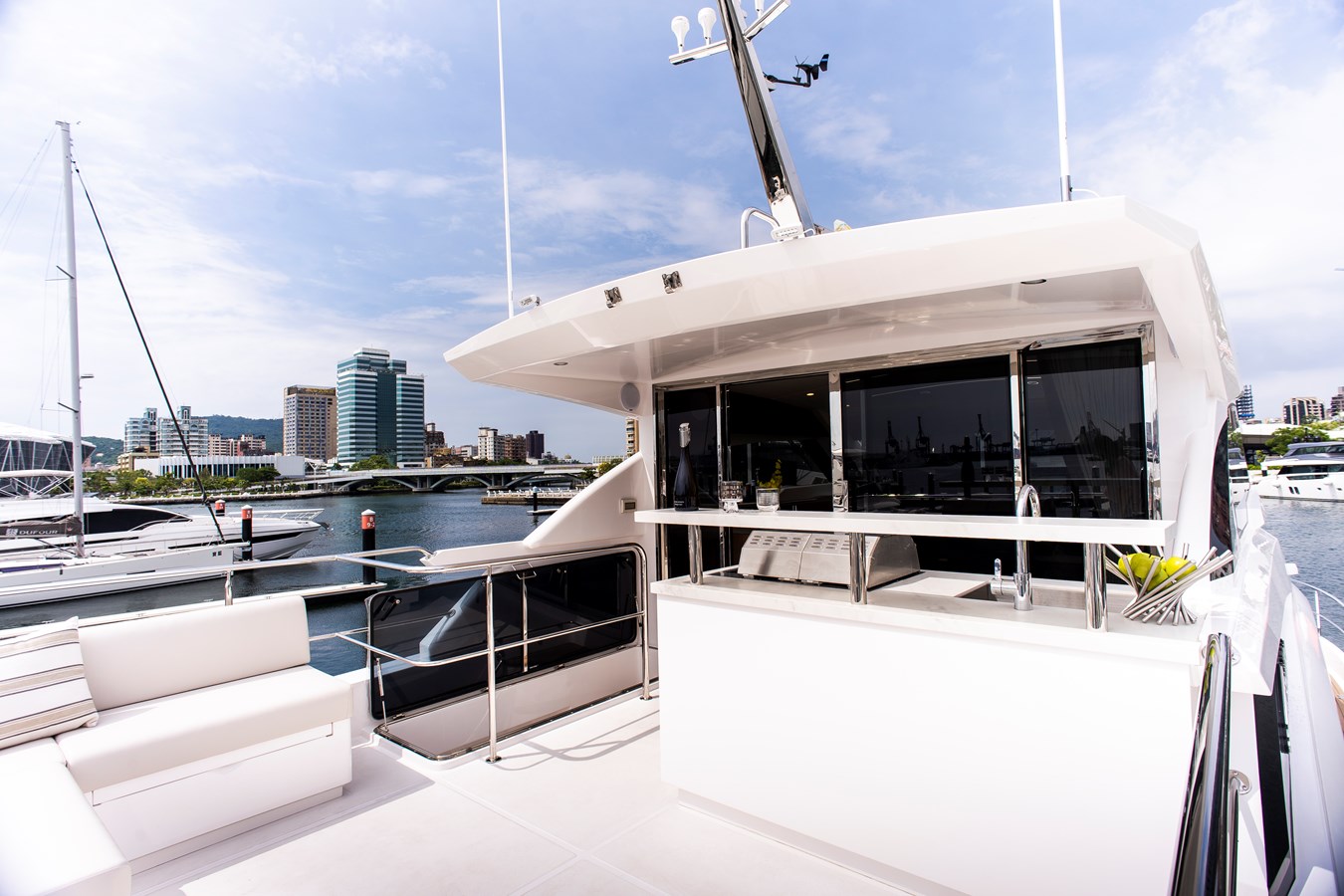Johnson Motor Yacht 70' Johnson Skylounge 2026 For Sale