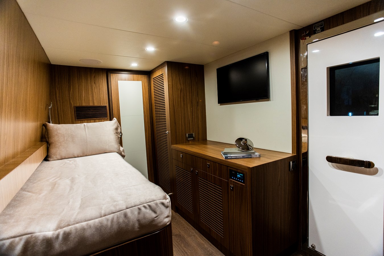 Johnson Motor Yacht 70' Johnson Skylounge 2026 For Sale