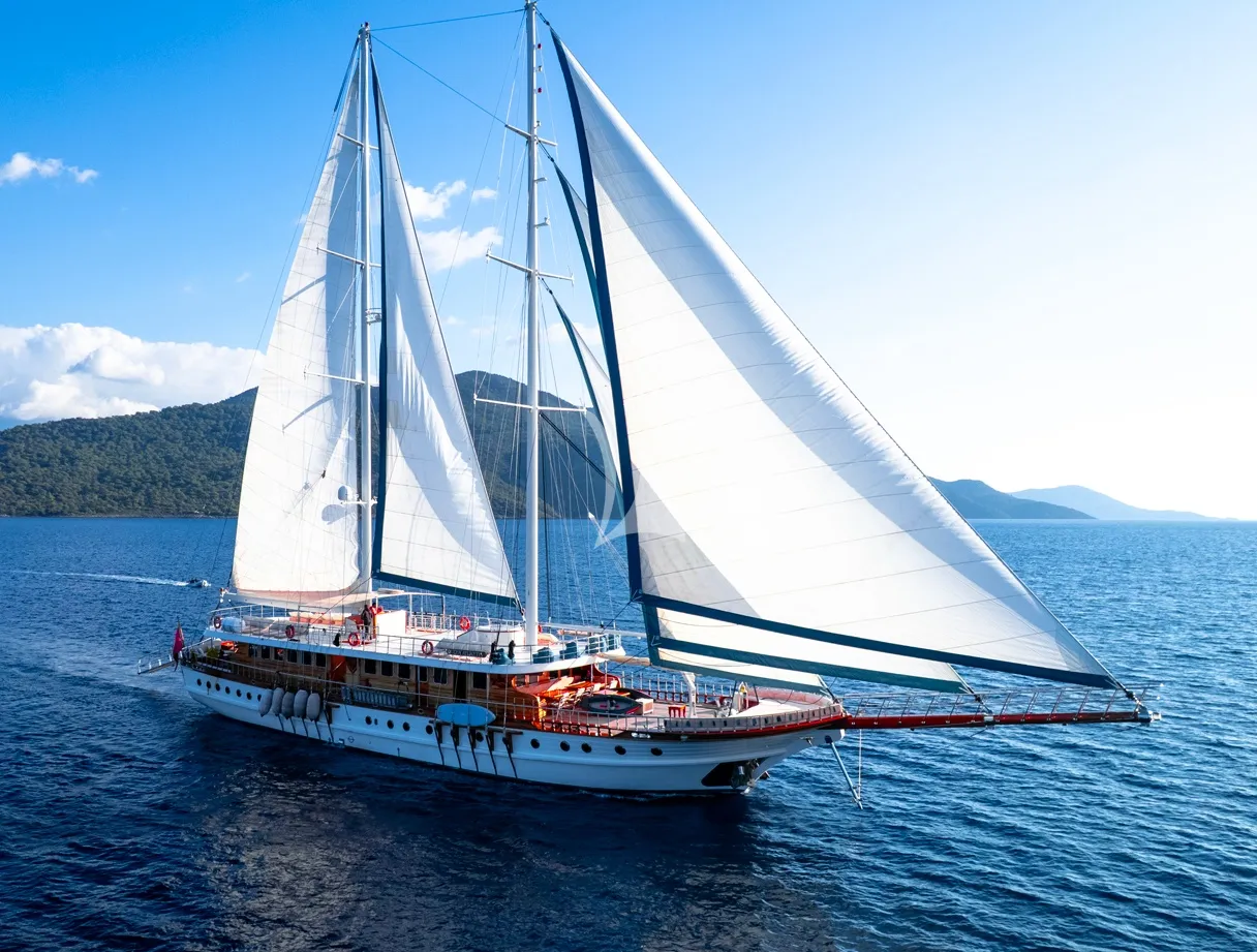 QUEEN ATLANTIS Charter Yacht