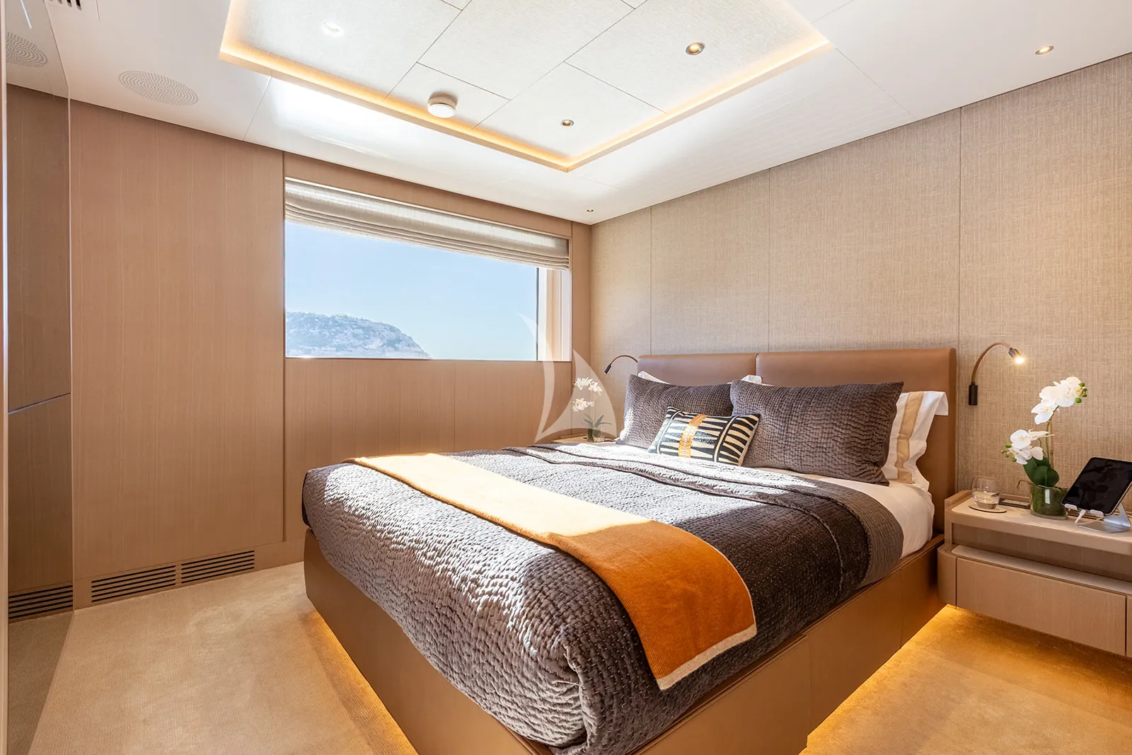 PAPER MOON Charter Yacht