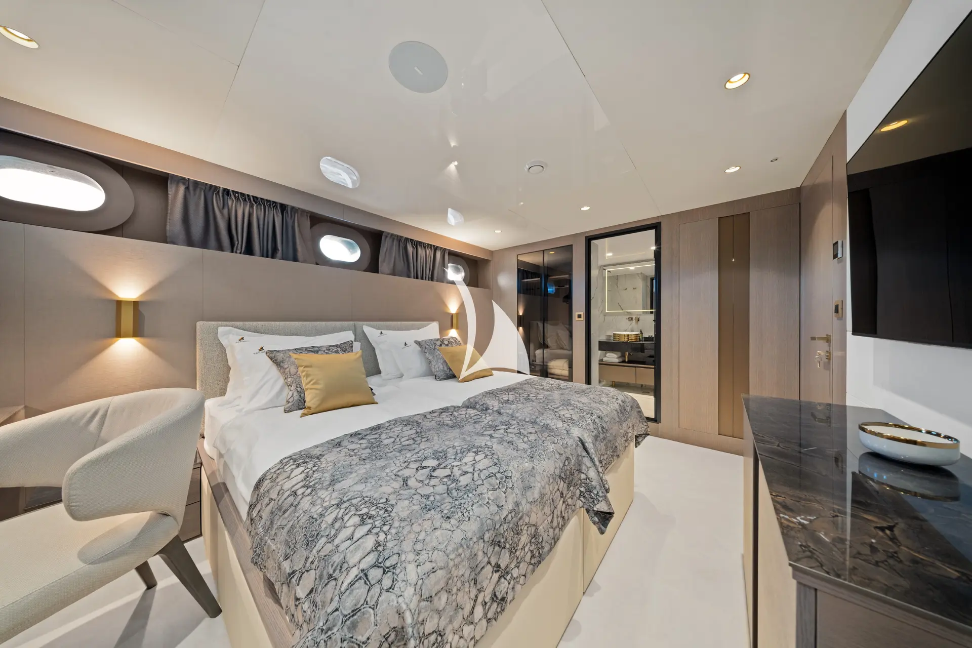 NOCTURNO Charter Yacht