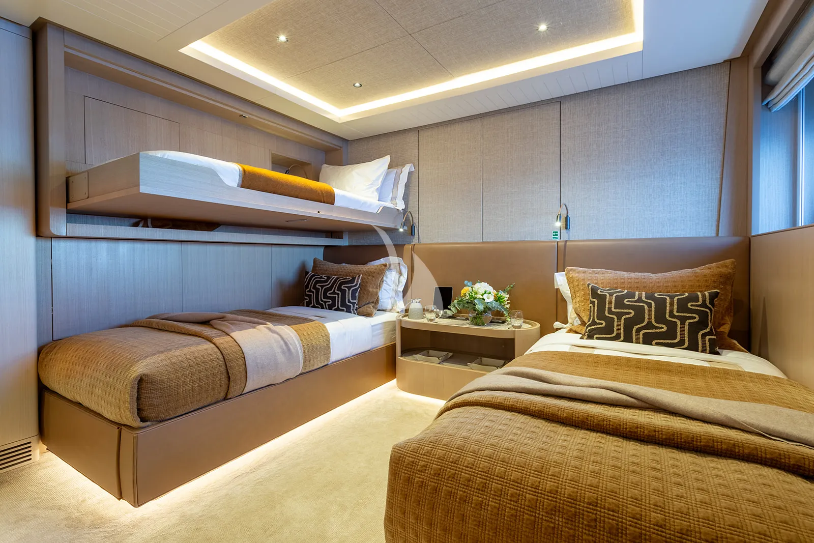 PAPER MOON Charter Yacht