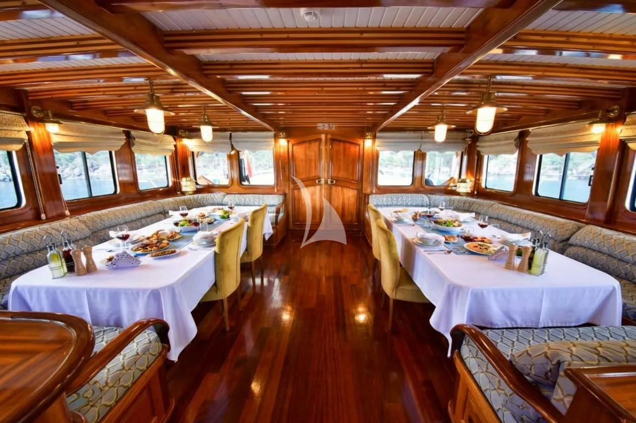 QUEEN ATLANTIS Charter Yacht