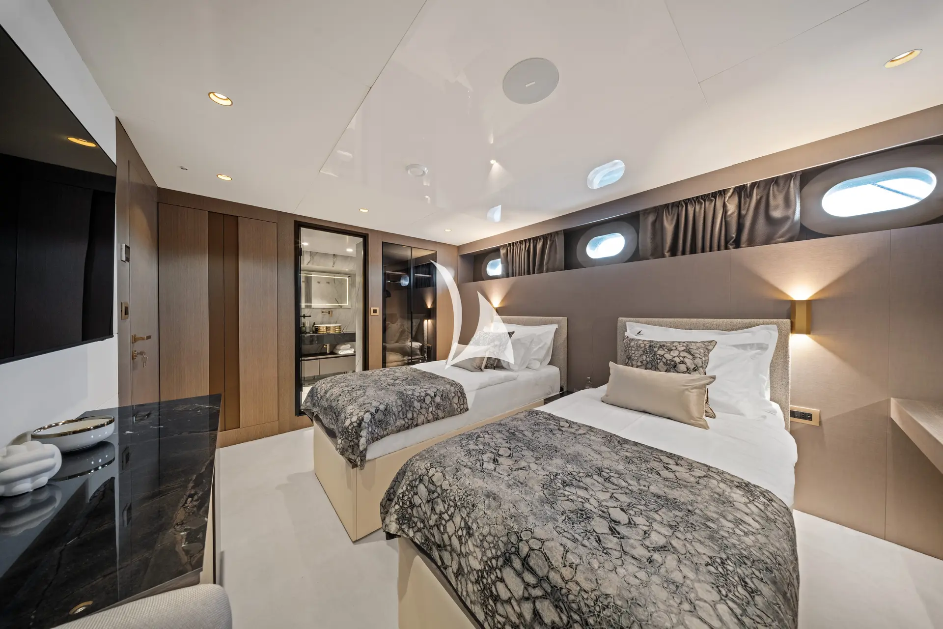 NOCTURNO Charter Yacht