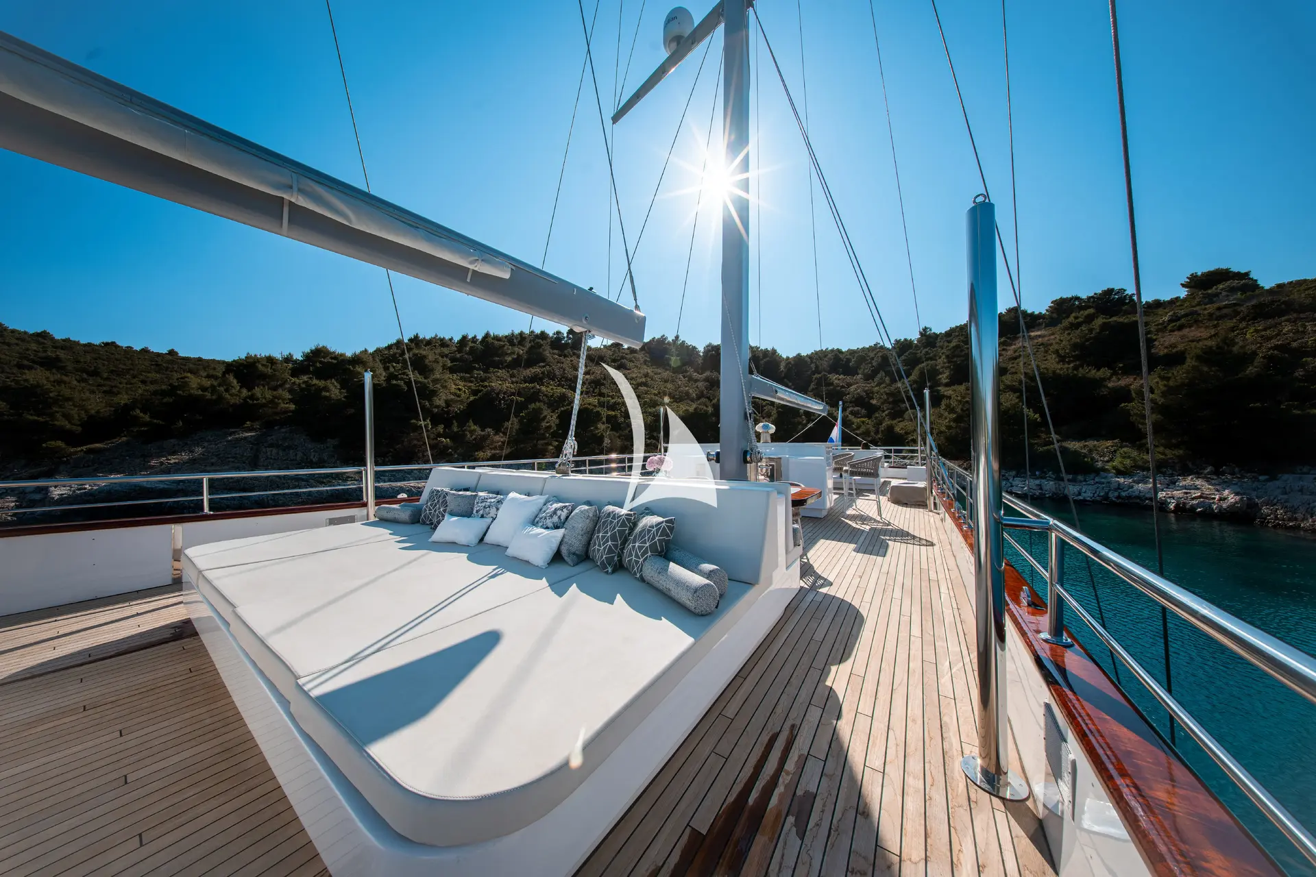 NOCTURNO Charter Yacht