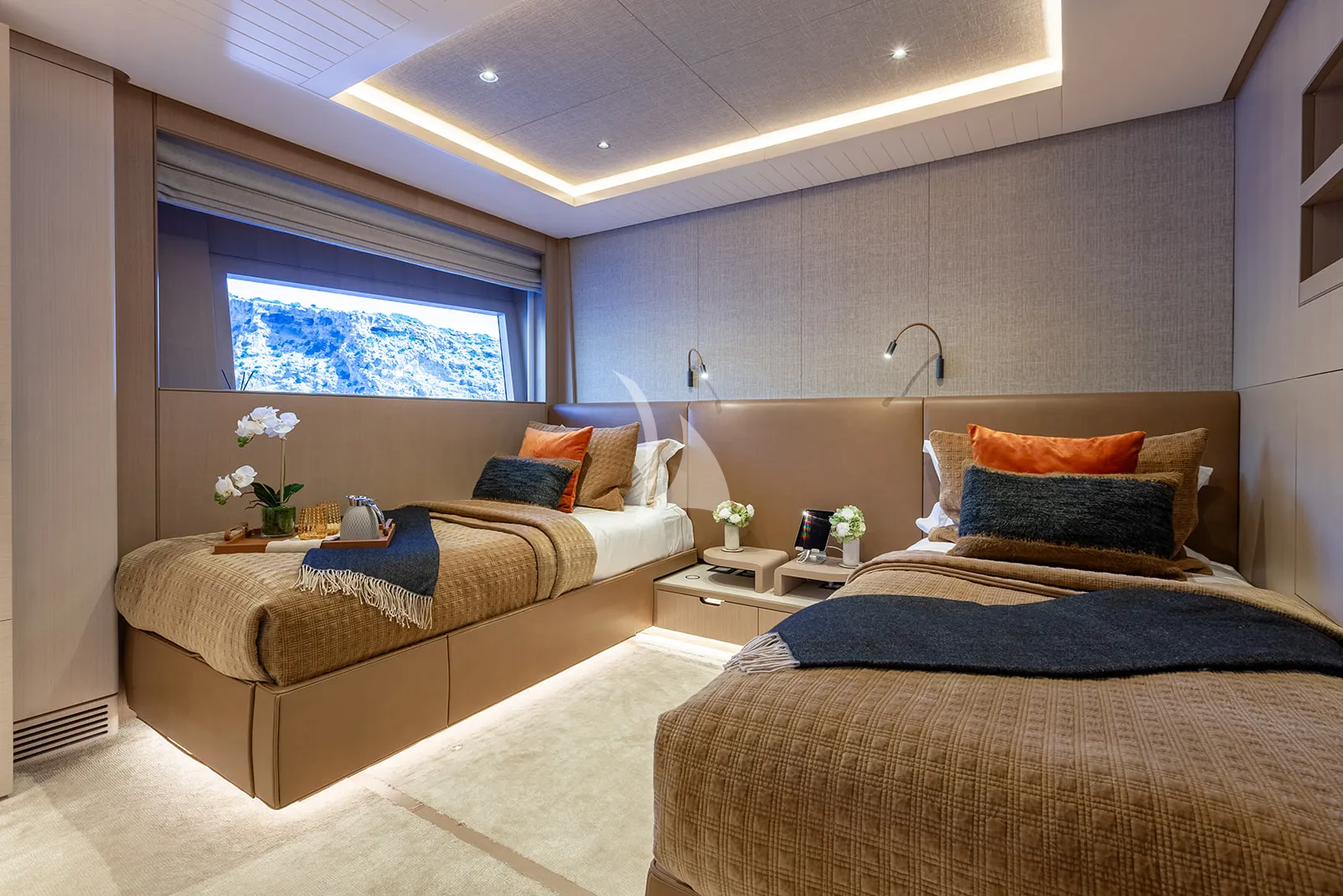 PAPER MOON Charter Yacht