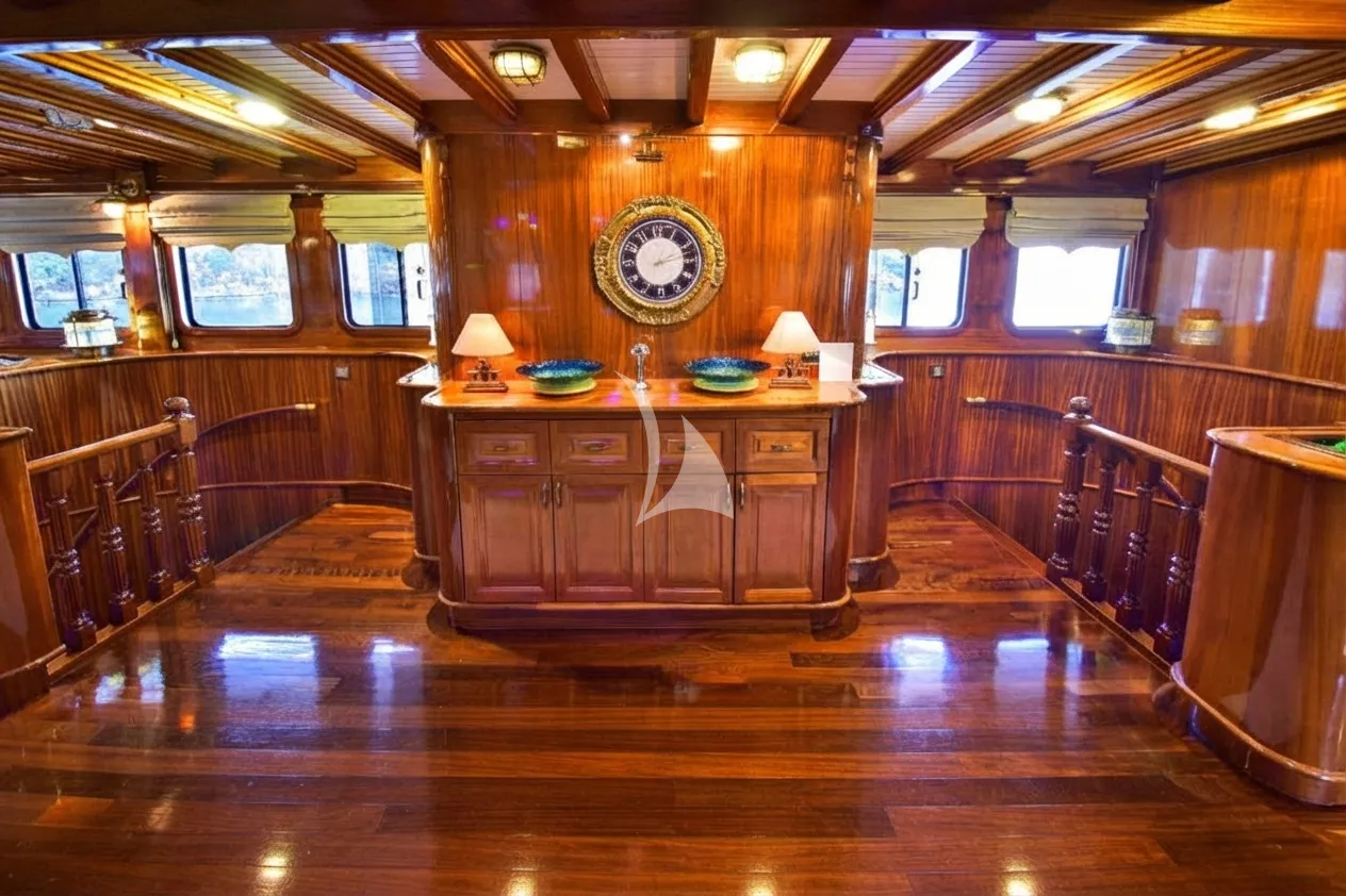 QUEEN ATLANTIS Charter Yacht