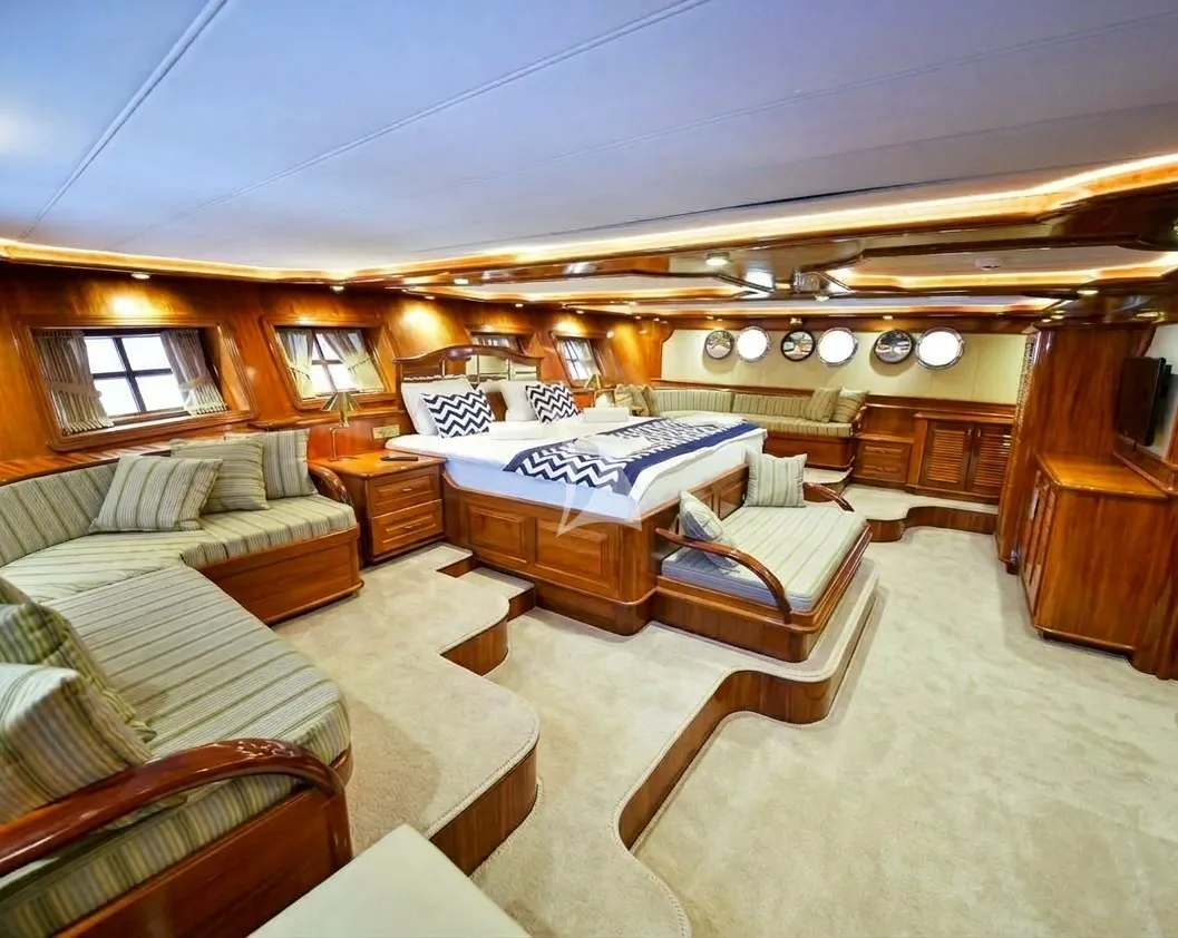 QUEEN ATLANTIS Charter Yacht