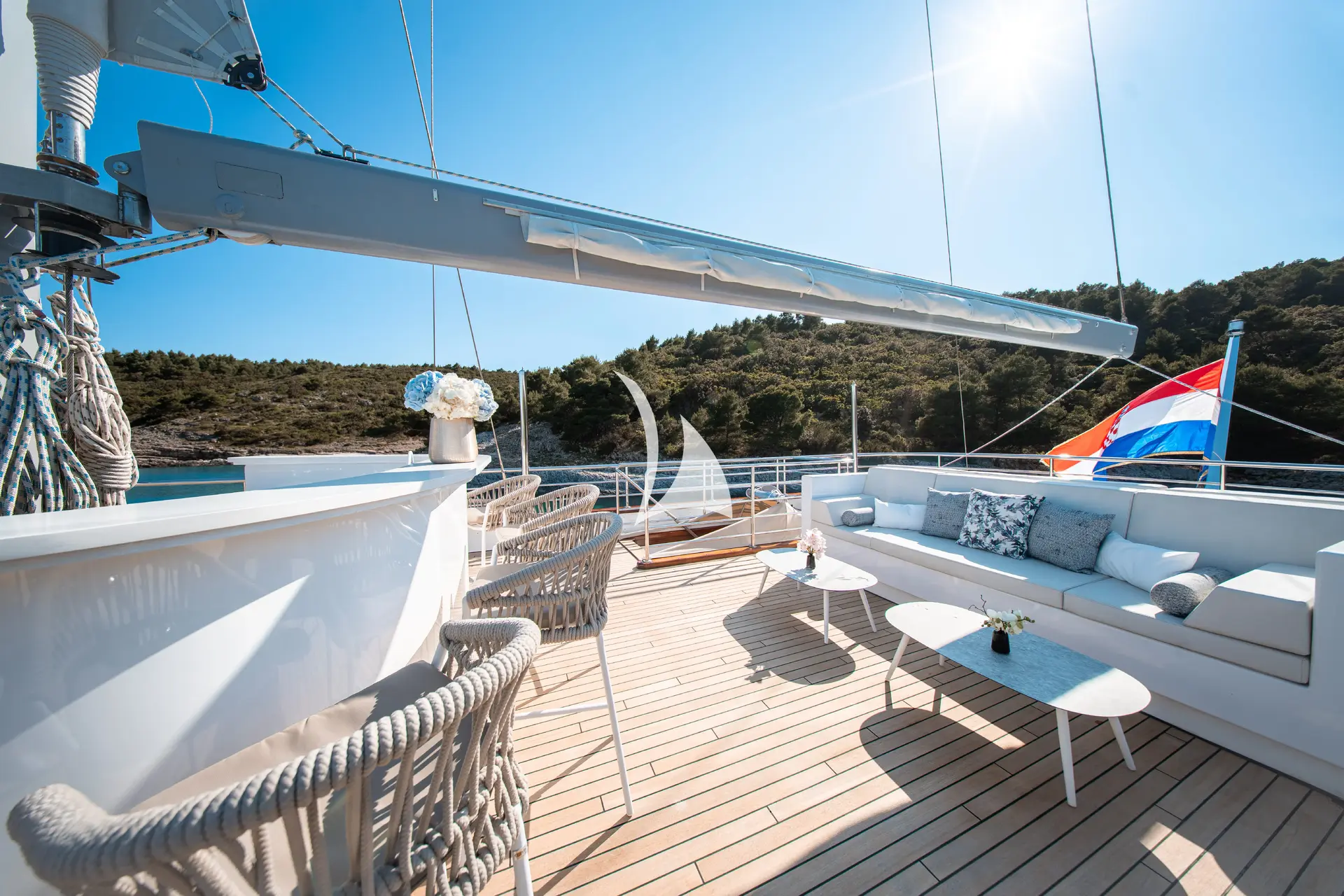 NOCTURNO Charter Yacht