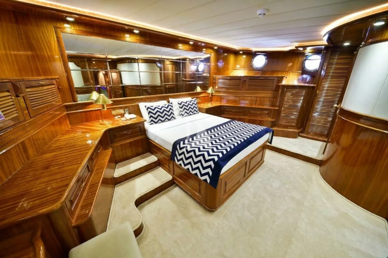 QUEEN ATLANTIS Charter Yacht