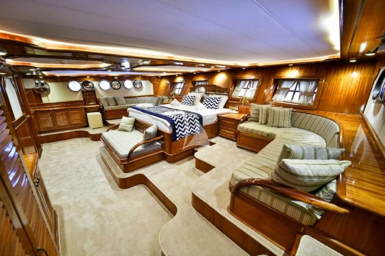 QUEEN ATLANTIS Charter Yacht
