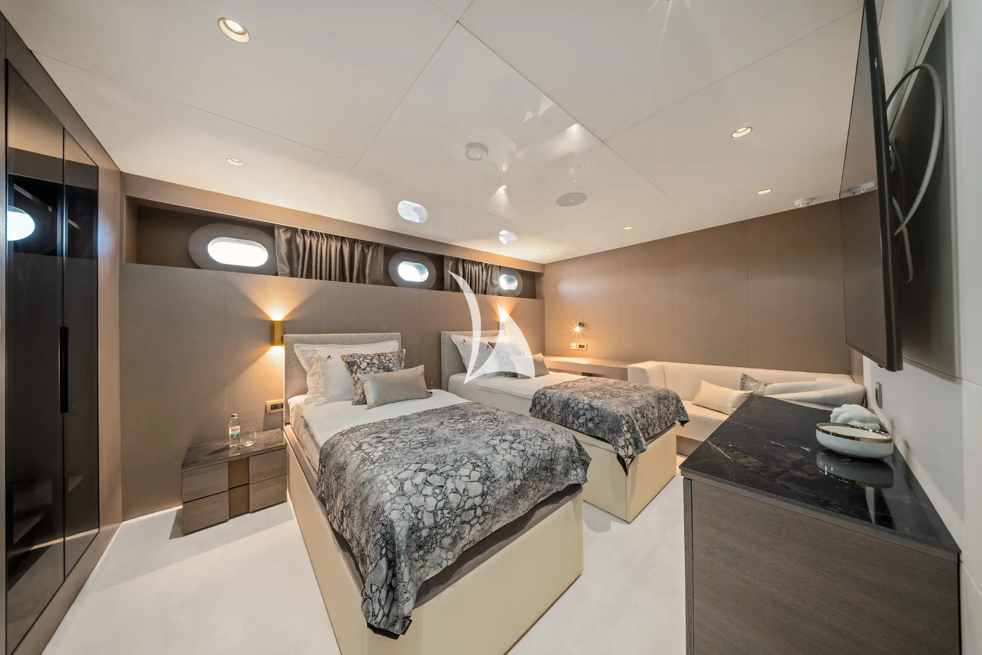 NOCTURNO Charter Yacht