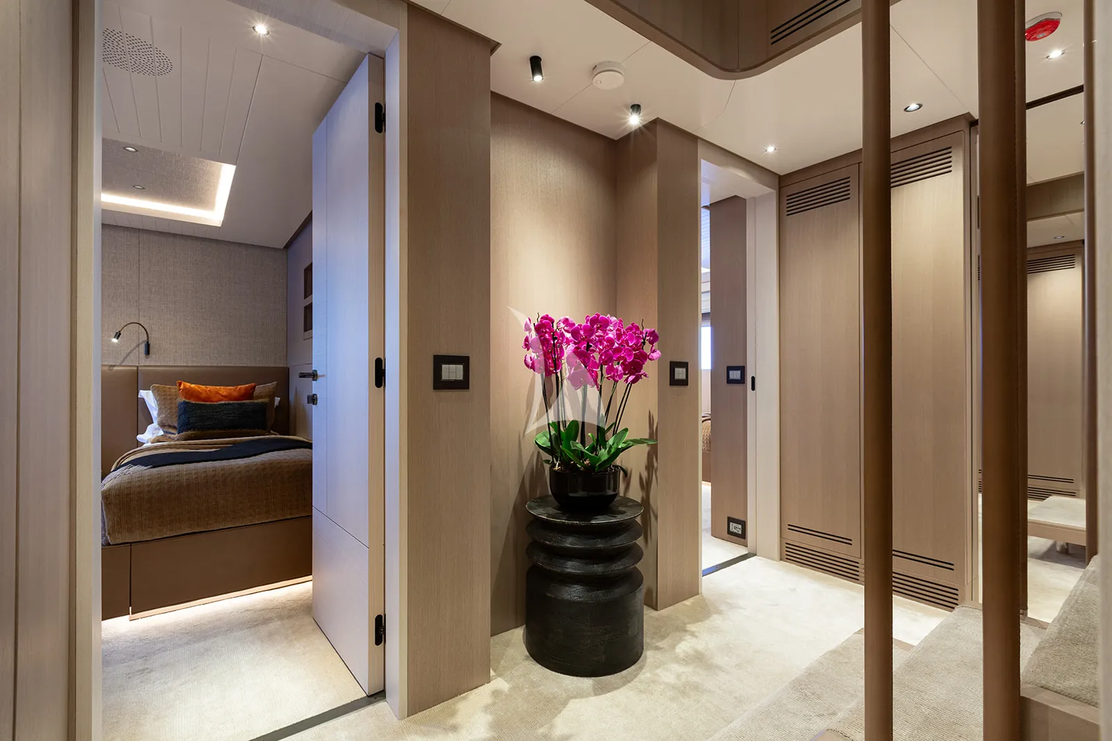 PAPER MOON Charter Yacht