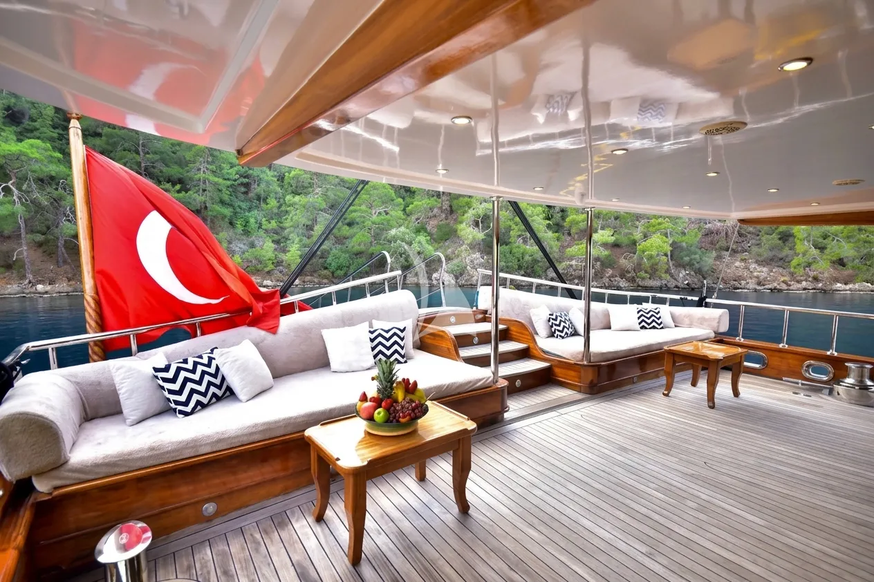 QUEEN ATLANTIS Charter Yacht