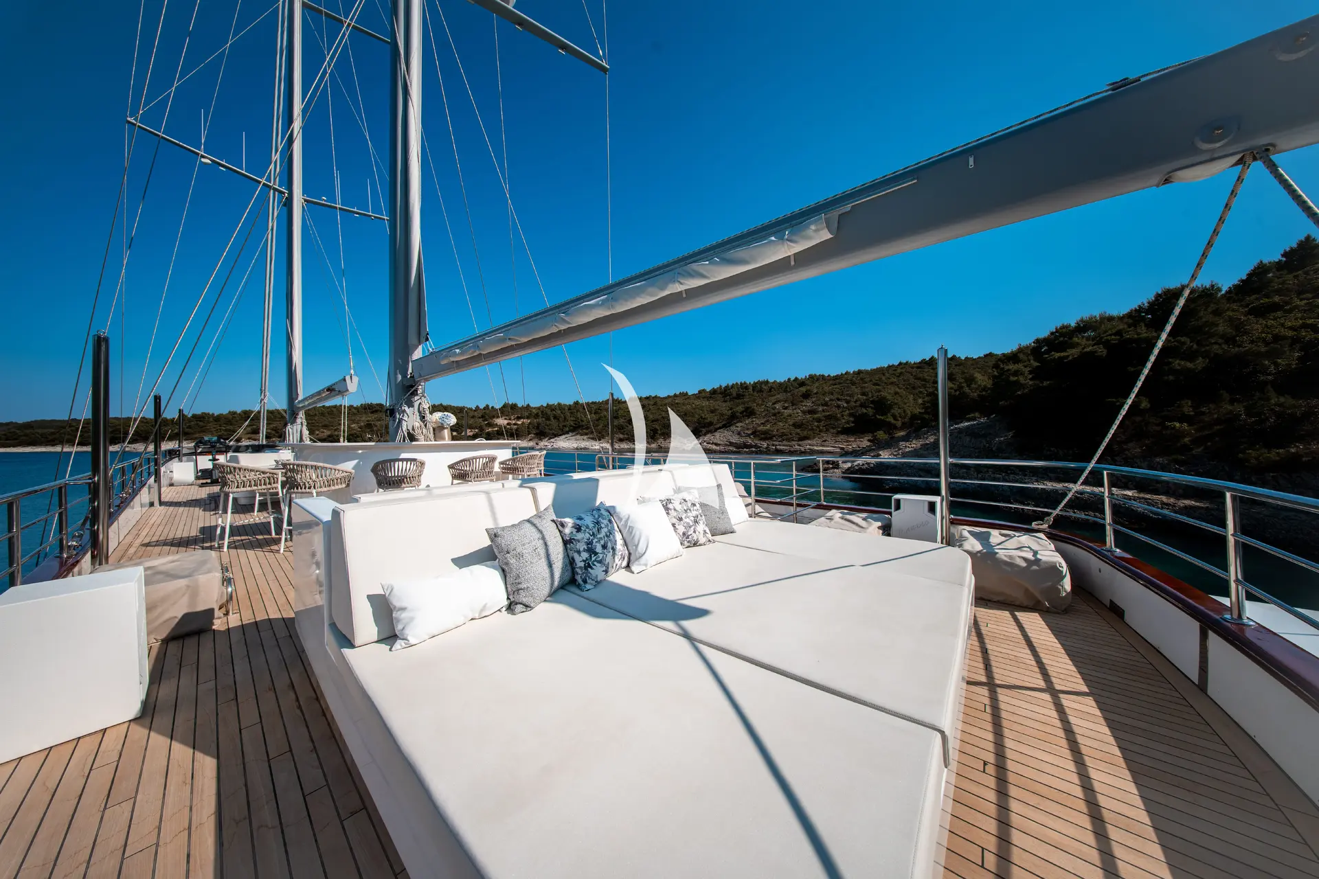 NOCTURNO Charter Yacht