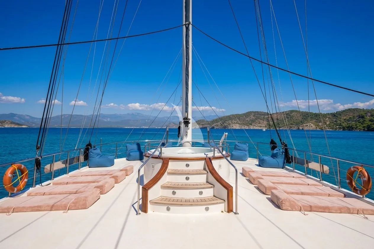 QUEEN ATLANTIS Charter Yacht